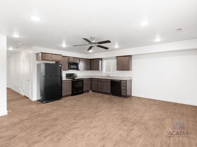 Building Photo - Spacious 3 Bed/2.5 Bath Townhome in Magna Community!