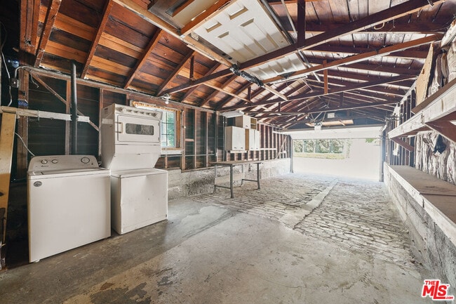 Building Photo - 881 N Beverly Glen Blvd