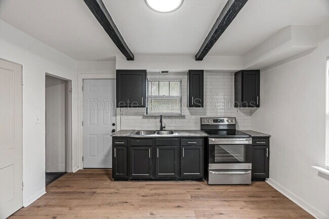 Building Photo - 10030 Bon Oak Dr