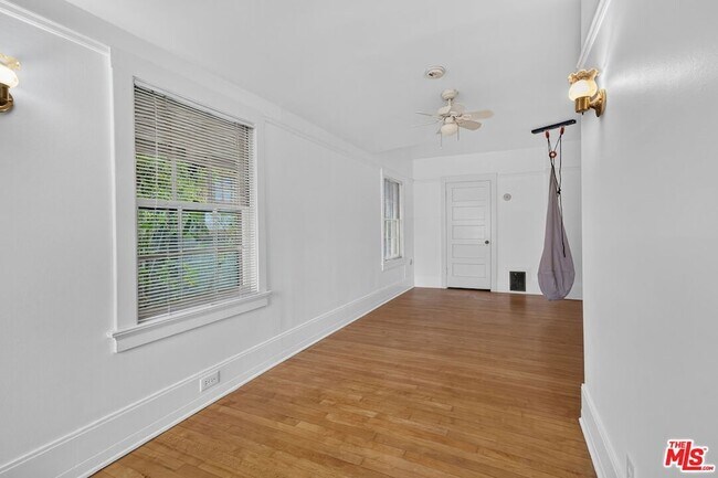 Building Photo - 2215 W 21st St