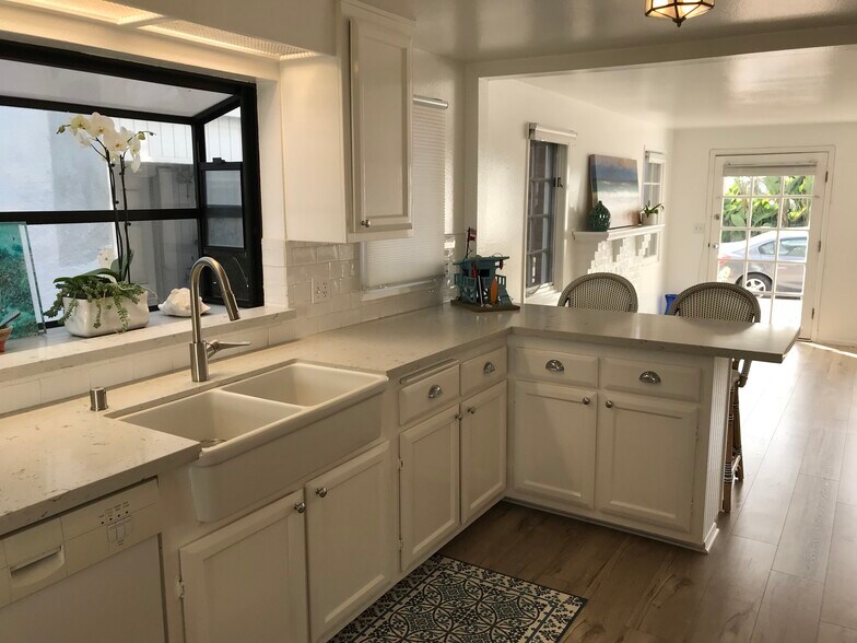 Building Photo - 2456 Manhattan Ave