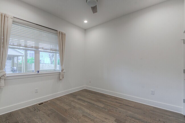Building Photo - 1602B 12th Ave N