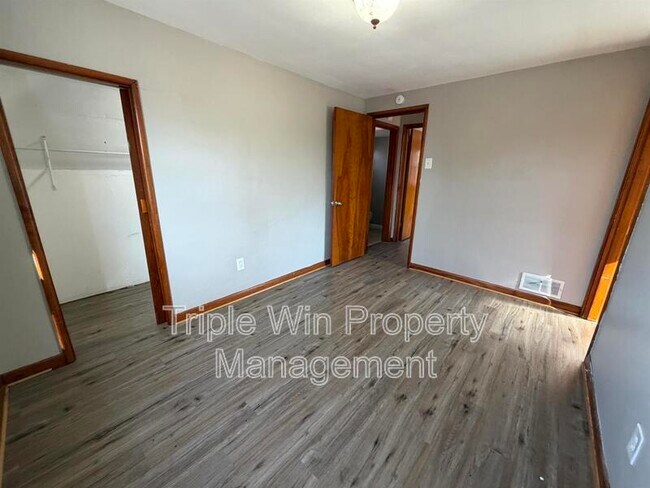 Building Photo - 8385 Latty Ave