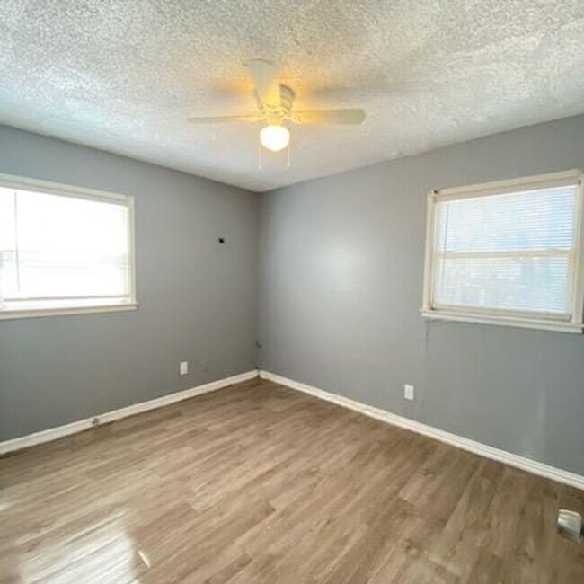 Building Photo - $0 First Month's Rent / $0 Deposit at Move-in