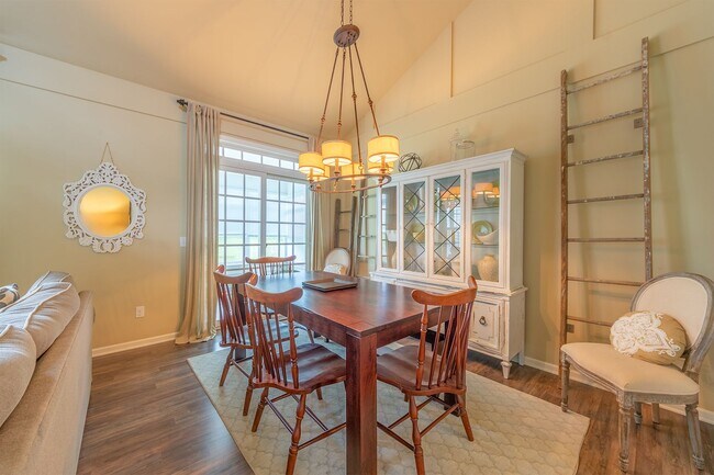 Building Photo - Fully Furnished Executive Condo