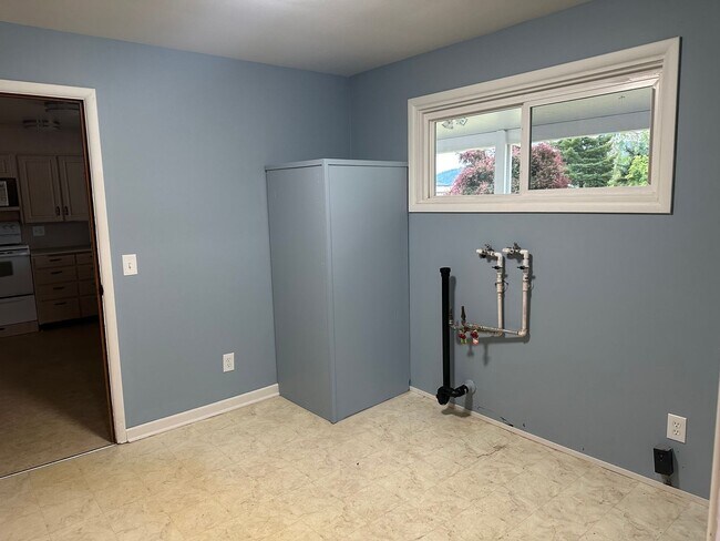 Building Photo - Large 4 Bedroom 2 Bath 1 Story Home with L...
