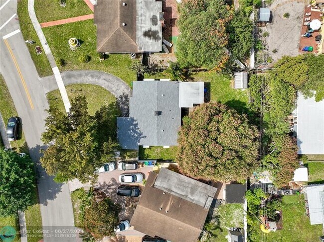 Building Photo - 6851 SW 22nd Ct