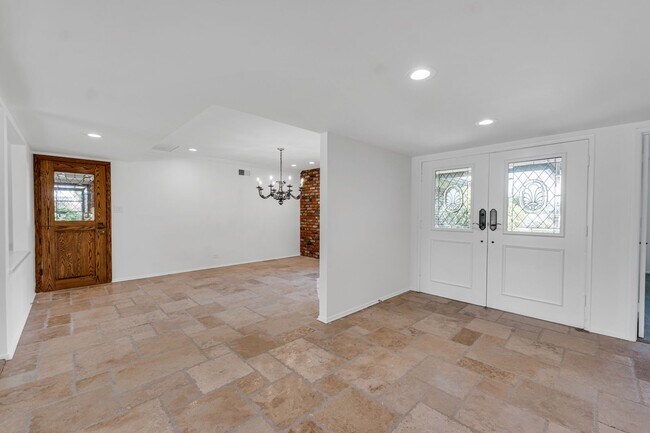 Building Photo - Perfect Entertaining Family Home with Larg...