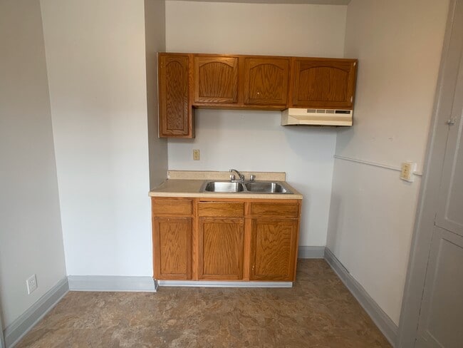 Building Photo - 210-102 Walnut-