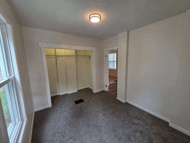 Building Photo - South Wedge Large 2 Bedroom Half House 1st Fl Floor Avail Mid October