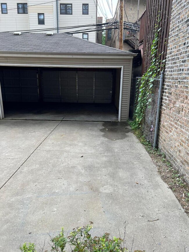 Building Photo - 925 W Lakeside Pl