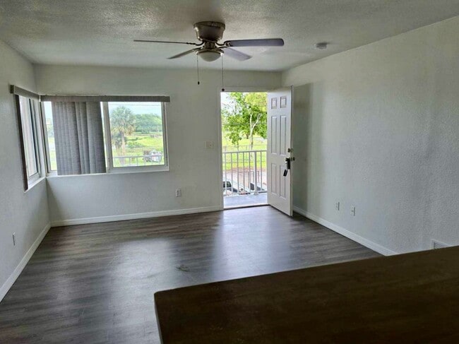 Building Photo - 1 bedroom / 1 bath condo in Crestview Villas