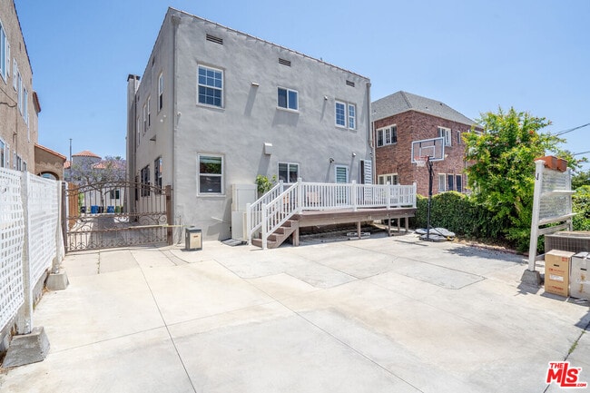 Building Photo - 1049 S Mansfield Ave