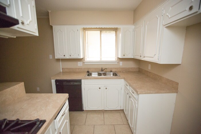 Building Photo - 5602 Briarwick Ln