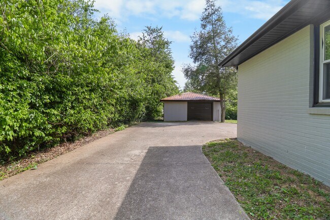 Building Photo - 10 Lexington Dr