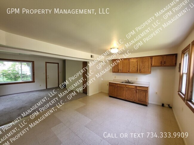 Building Photo - 2310 Deerfield Ct