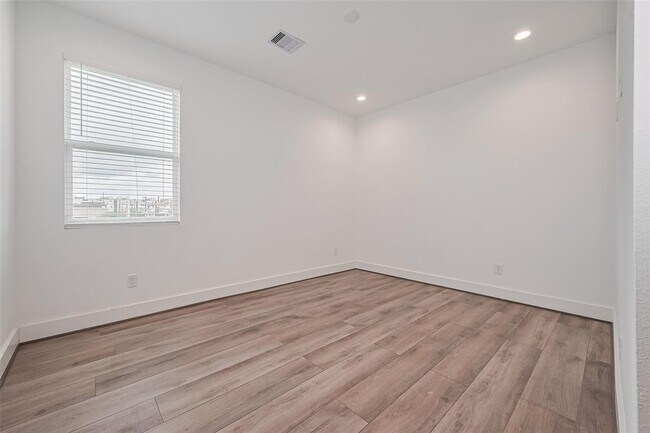 Building Photo - 3510 Hadley St