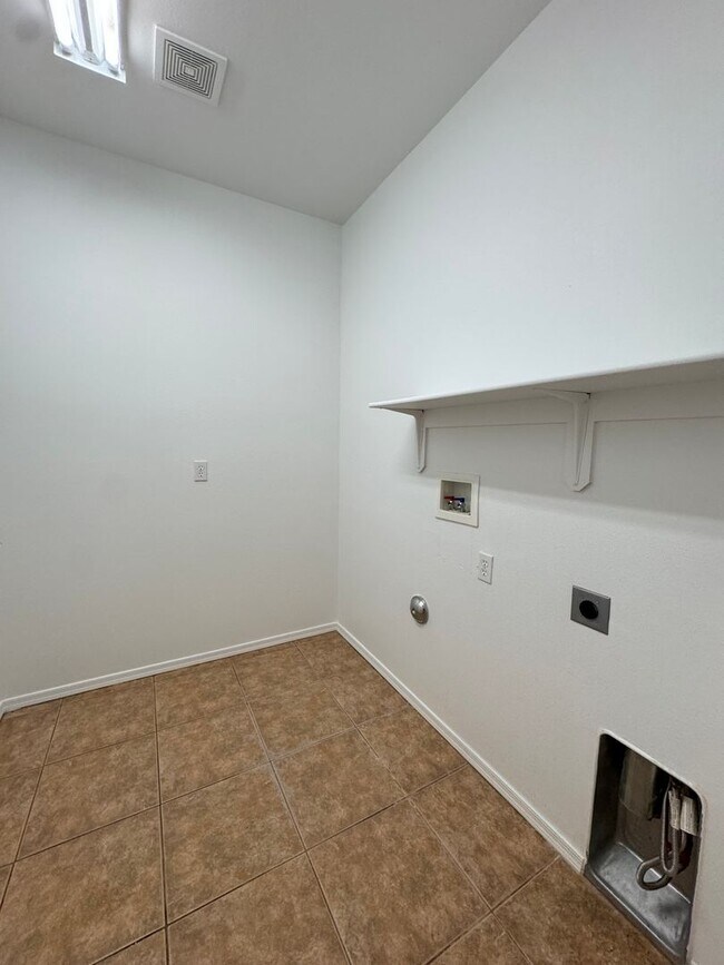 Building Photo - 3 Bed/2 Bath House with Boat Deep 3 Car Garage