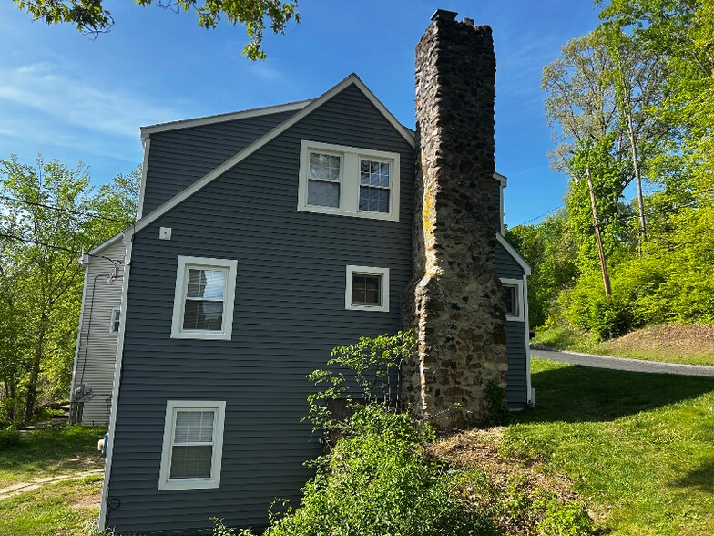 Building Photo - 395 Old Waterbury Rd