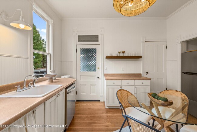 Building Photo - 500 W Francis St