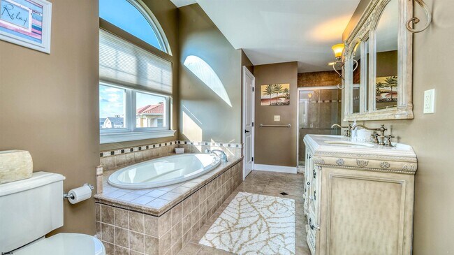 Building Photo - 909 N Cambridge Ave