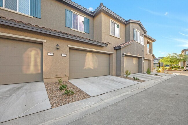 Building Photo - Iron Mountain Townhome with attached garage