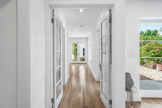 Building Photo - 306 Cordova Rd