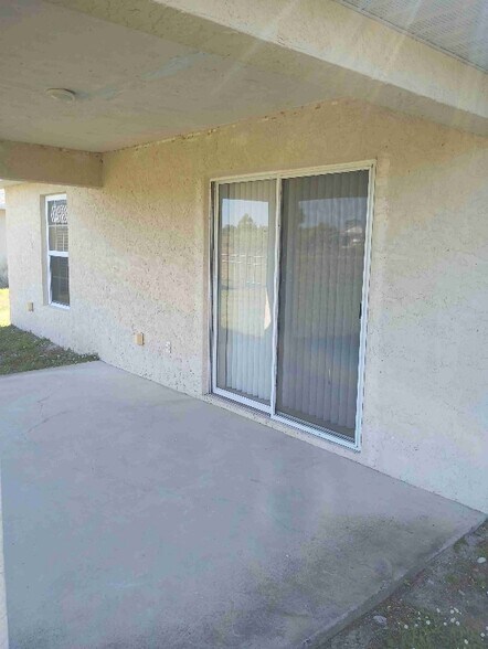 Building Photo - 2228 Clovelon St