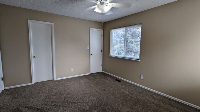 Building Photo - COZY TRI-LEVEL 3 BED/1.5 BATH WITH WOODBUR...