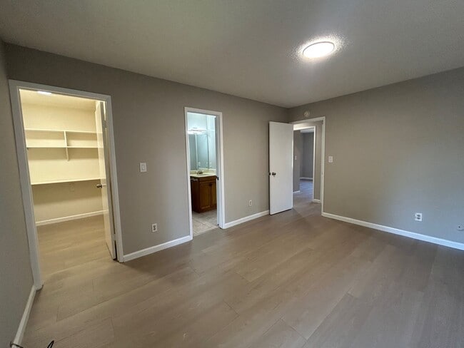 Building Photo - Nice 3br/1.5ba Town Home. Great school. Wa...