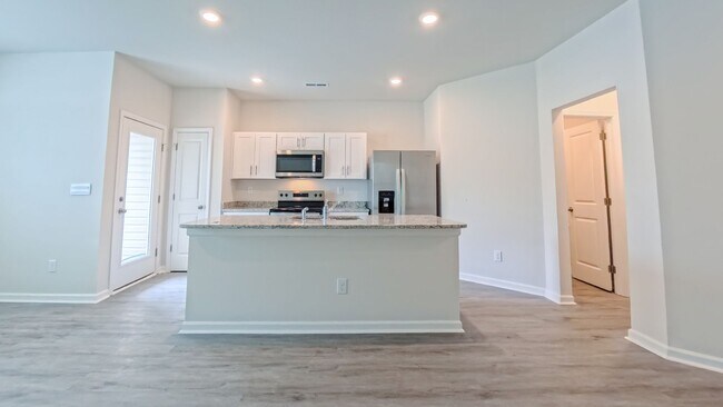 Building Photo - Spacious Townhome!