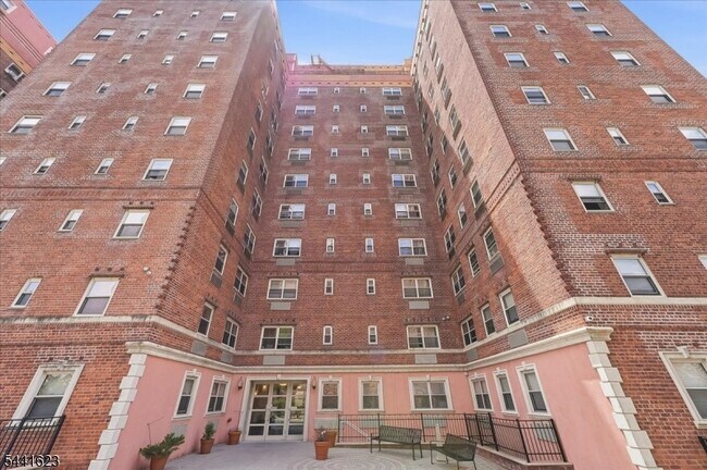 Building Photo - 70 S Munn Ave