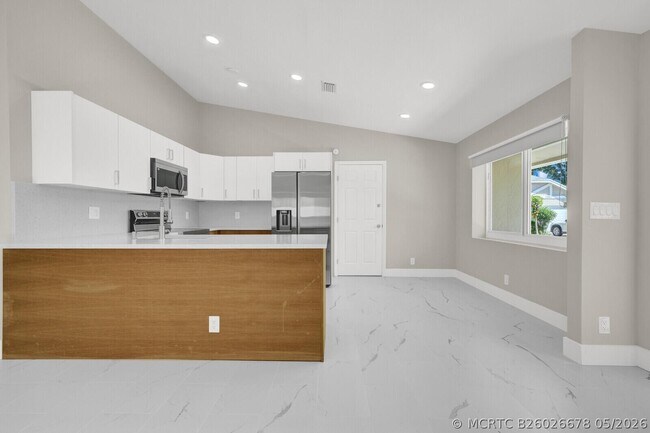 Building Photo - 23392 Country Club Dr E
