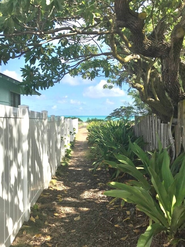 Building Photo - AVAILABLE NOW! PARTIALLY RENOVATED 2 BEDRO...