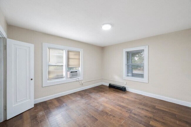 Building Photo - REDUCED  $25 App Fee  3bdrm/1bath home with large yard ** Section 8 OK *** $1795.00**