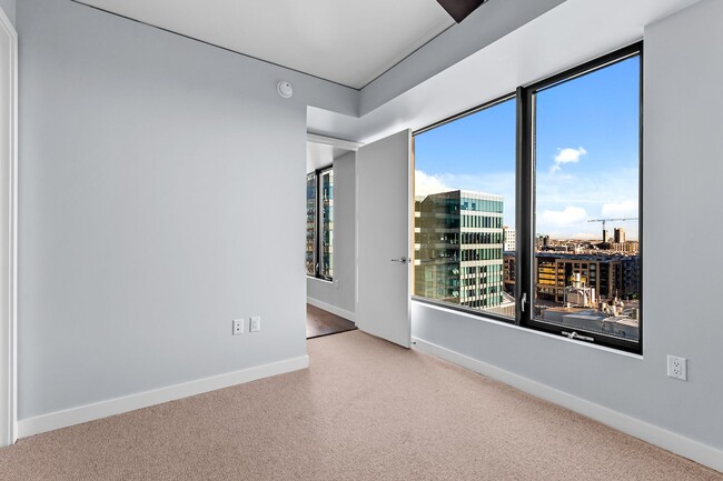 Building Photo - Gorgeous Two Bedroom Condo in The Coloradan!