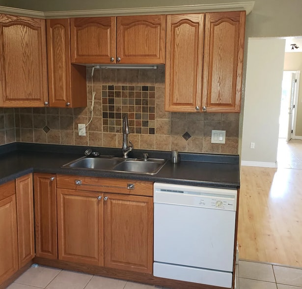 Full Kitchen - 709 N Rowley St