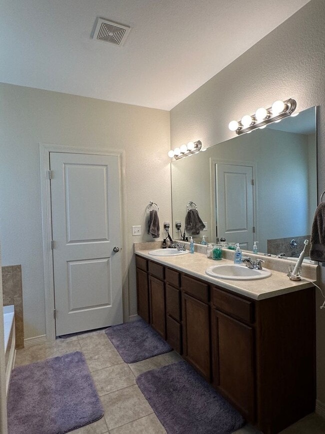 Building Photo - Beautiful 5 bedroom ranch home in (D49)