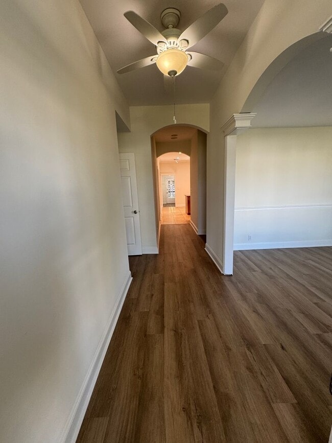Building Photo - 3 Bed / 2 bath on 1.2 ACRES - 3 car garage...