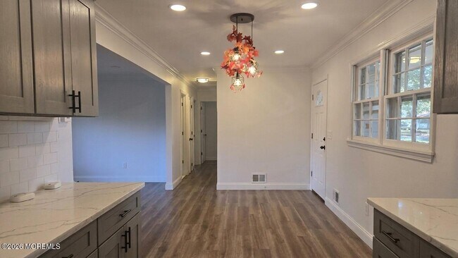 Building Photo - 8 Oak Leaf Ln