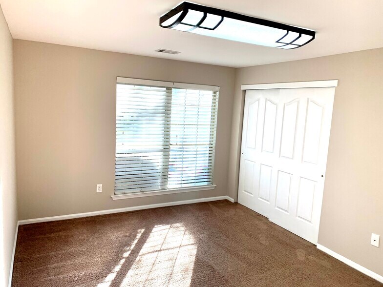 Building Photo - 1109 Foxmeadow Dr