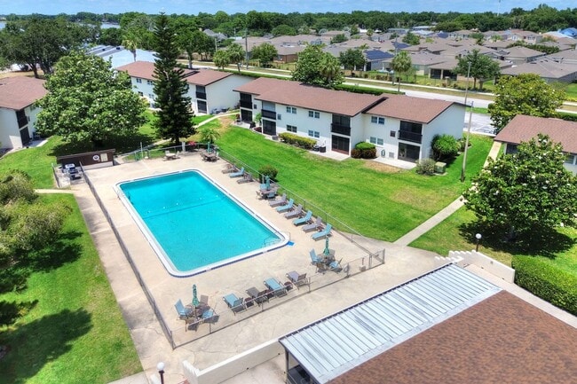 Building Photo - 2-Bedroom, 1-Bathroom Condo in Winter Haven