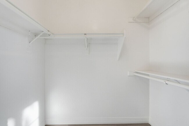 Building Photo - Ready to Move in! Three bedrooms