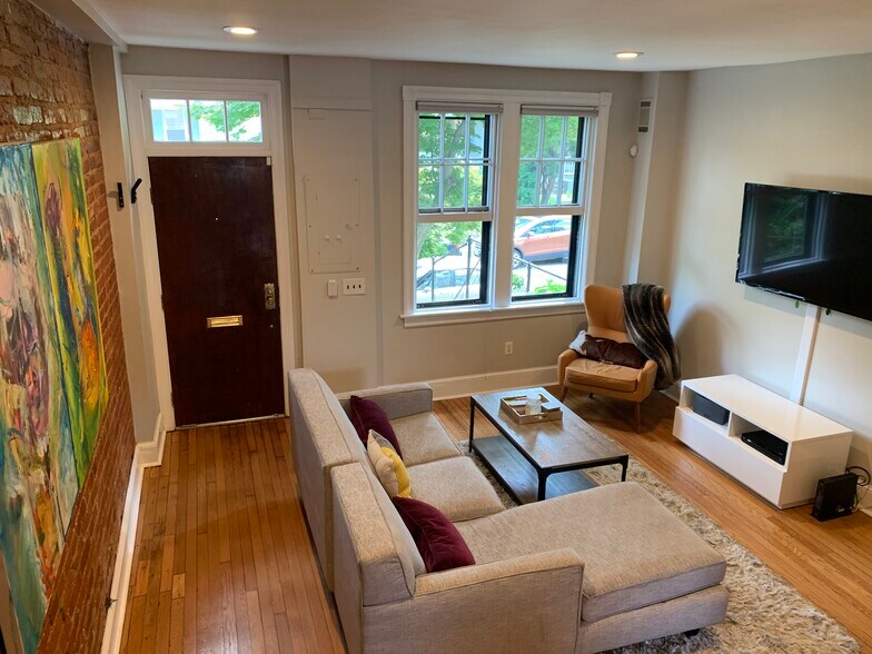 Building Photo - 320 14th Pl NE