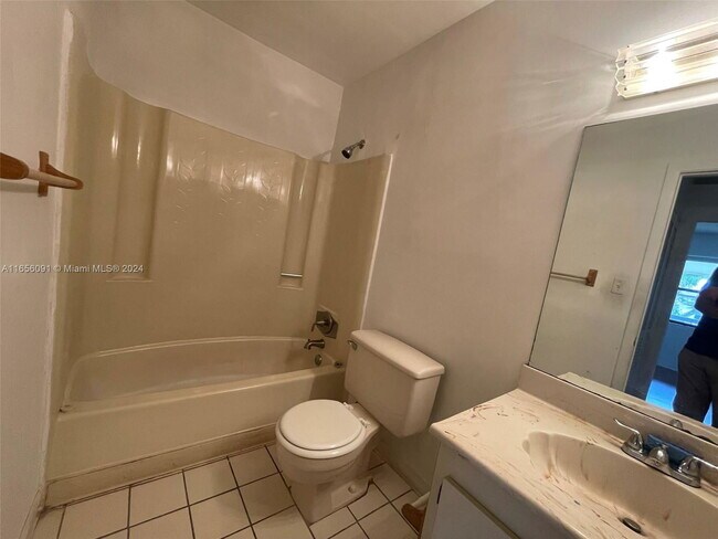 Building Photo - 6040 Shaker Wood Cir