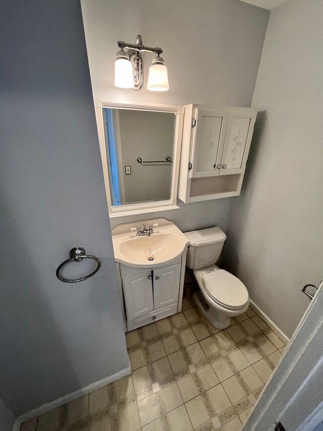 Building Photo - 2 Bd / 1.5 Bth Townhouse in Stover Mill