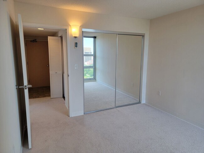 Building Photo - Split AC. Two Parking. Kakaako. (RRLLC)