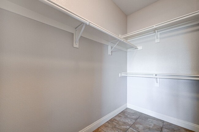 Building Photo - Spacious 2 Bedroom Condo in Gated Community!