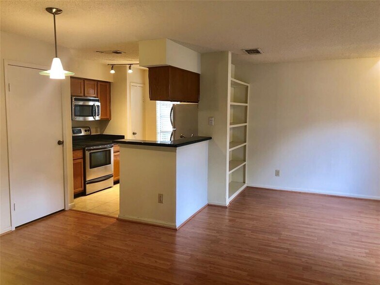 Primary Photo - 2120 El Paseo St
