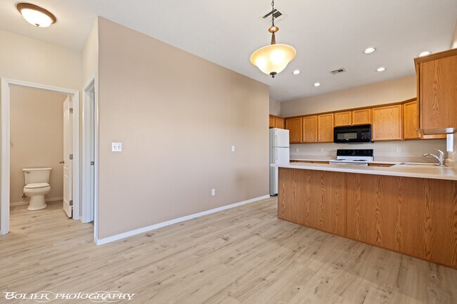 Building Photo - 724 Hardy Way